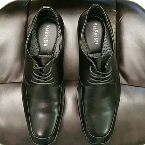 EUC Van Heusen Black Dress Shoes